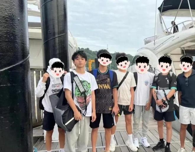 育馆看儿子比赛15岁谢振南霸气扣球很帅气！PG电子麻将胡了2模拟器张柏芝现身上海某体(图1)