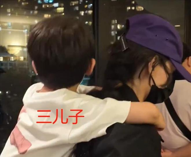 育馆看儿子比赛15岁谢振南霸气扣球很帅气！PG电子麻将胡了2模拟器张柏芝现身上海某体(图8)