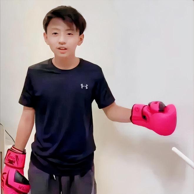 育馆看儿子比赛15岁谢振南霸气扣球很帅气！PG电子麻将胡了2模拟器张柏芝现身上海某体(图15)
